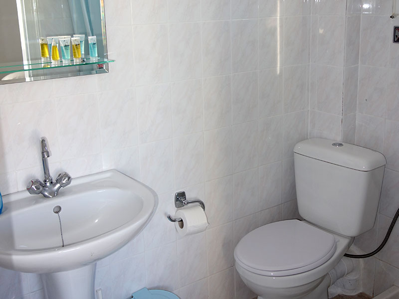 Salle de bain dans une chambre des chambres Prezanis à Kimolos
