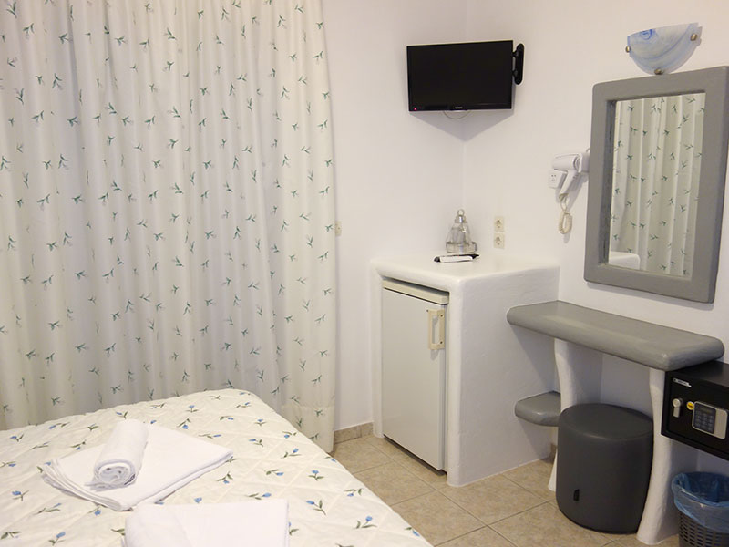 Double room with double bed at Kimolos