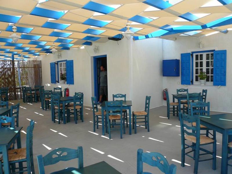 La cour du restaurant Prezanis à Kimolos