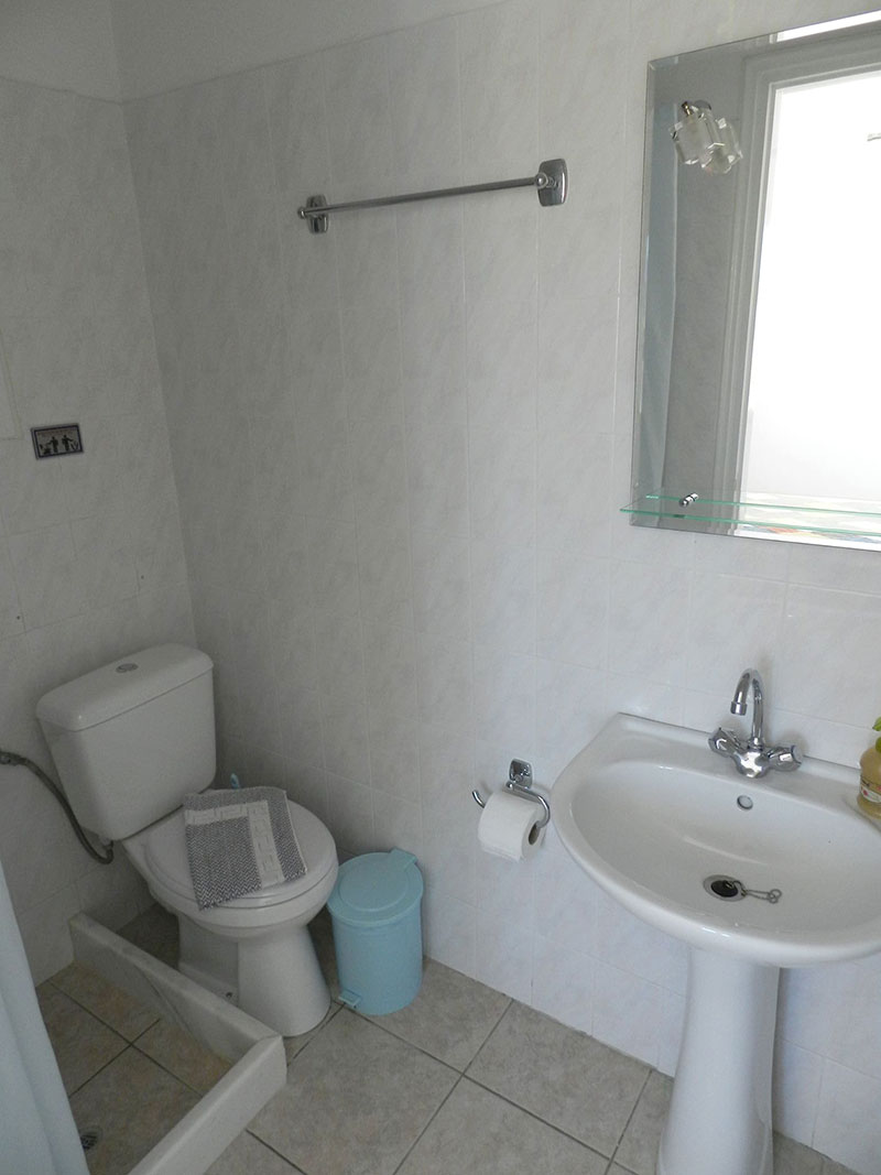 Salle de bain dans une chambre des chambres Prezanis à Kimolos
